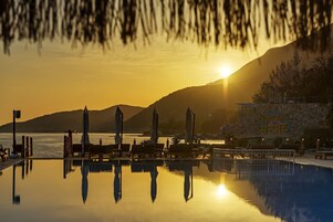 Seasonal outdoor pool, free cabanas, pool umbrellas