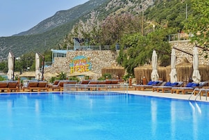 Sezonluk açık havuz, ücretsiz havuz kabinleri, havuz şemsiyeleri