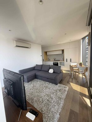 Living area - Cosy Docklands 2 bedroom 2 bathroom apartment with parking available and trams (Docklands)