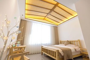 Een slaapkamer met een houten bed, een plafondlamp en een raam met gordijnen.