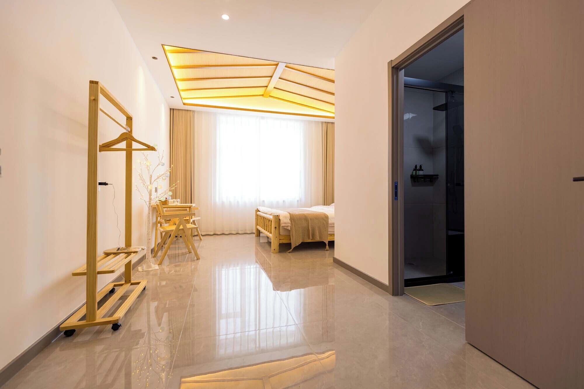 Escritorio, cortinas blackout, wifi gratis y ropa de cama 