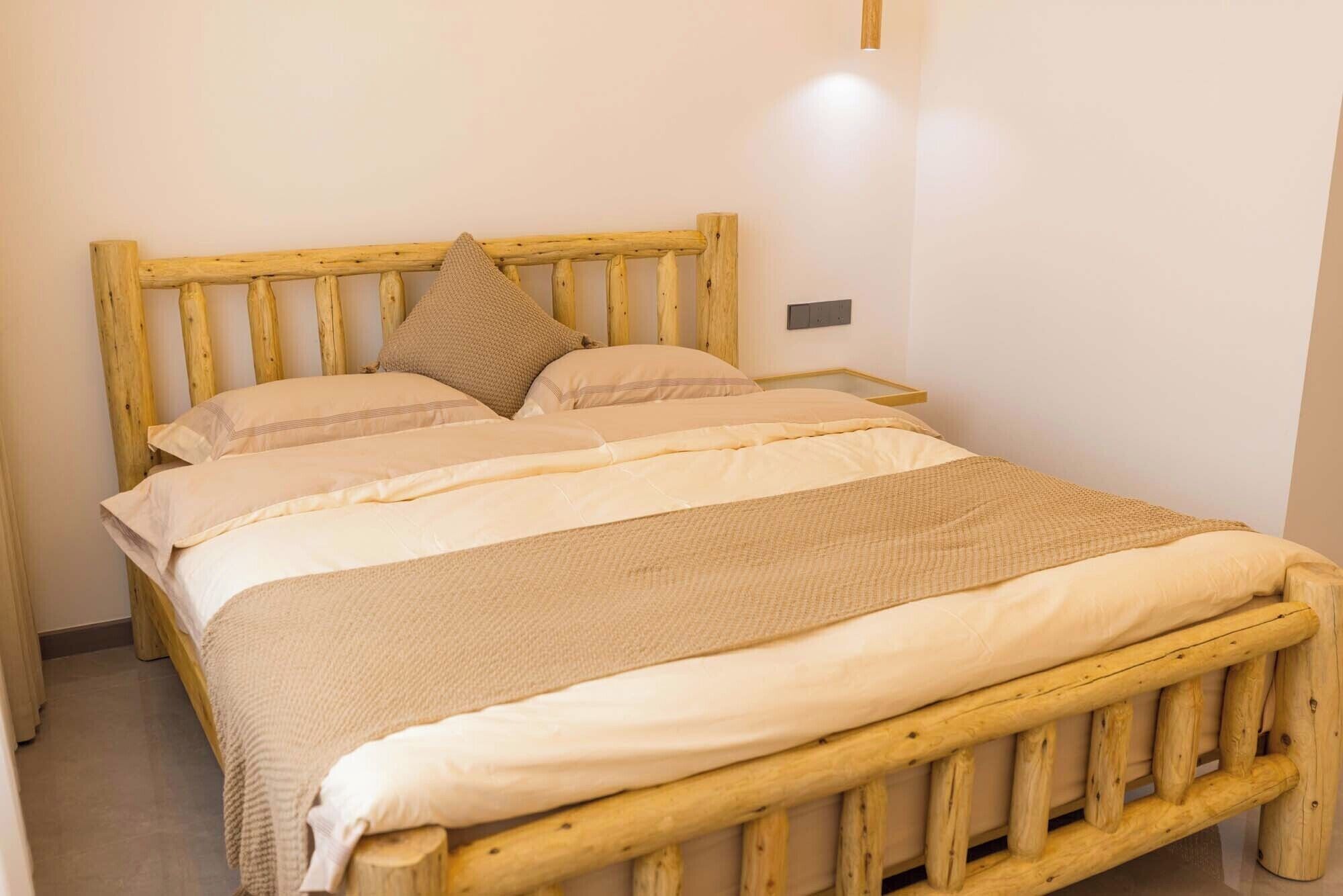 特色双人房 | 办公桌、遮光窗帘、免费 WiFi、床单