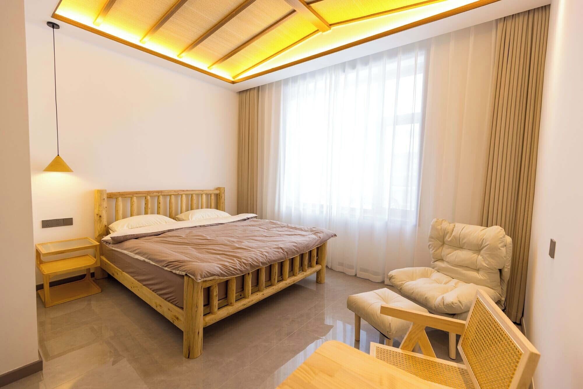 Escritorio, cortinas blackout, wifi gratis y ropa de cama 