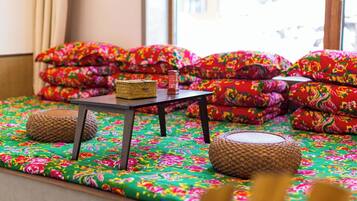 Signature Suite | Desk, blackout curtains, free WiFi, bed sheets