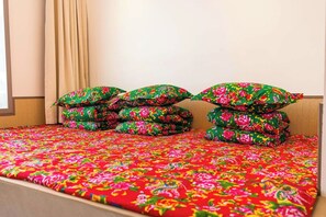 Escritorio, cortinas blackout, wifi gratis y ropa de cama 