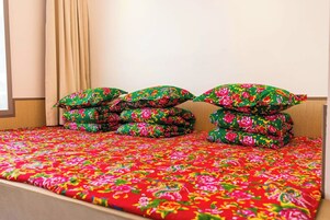 家庭套房 | 办公桌、遮光窗帘、免费 WiFi、床单