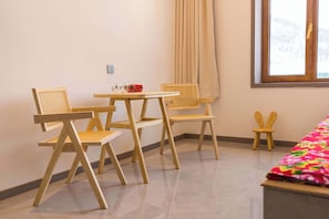 Familien-Suite | Schreibtisch, Verdunkelungsvorhänge, kostenloses WLAN, Bettwäsche
