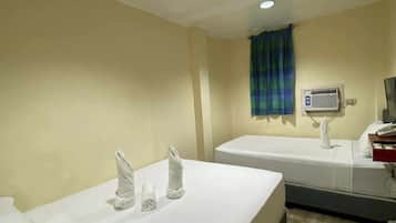 Family Room | Desk, free WiFi