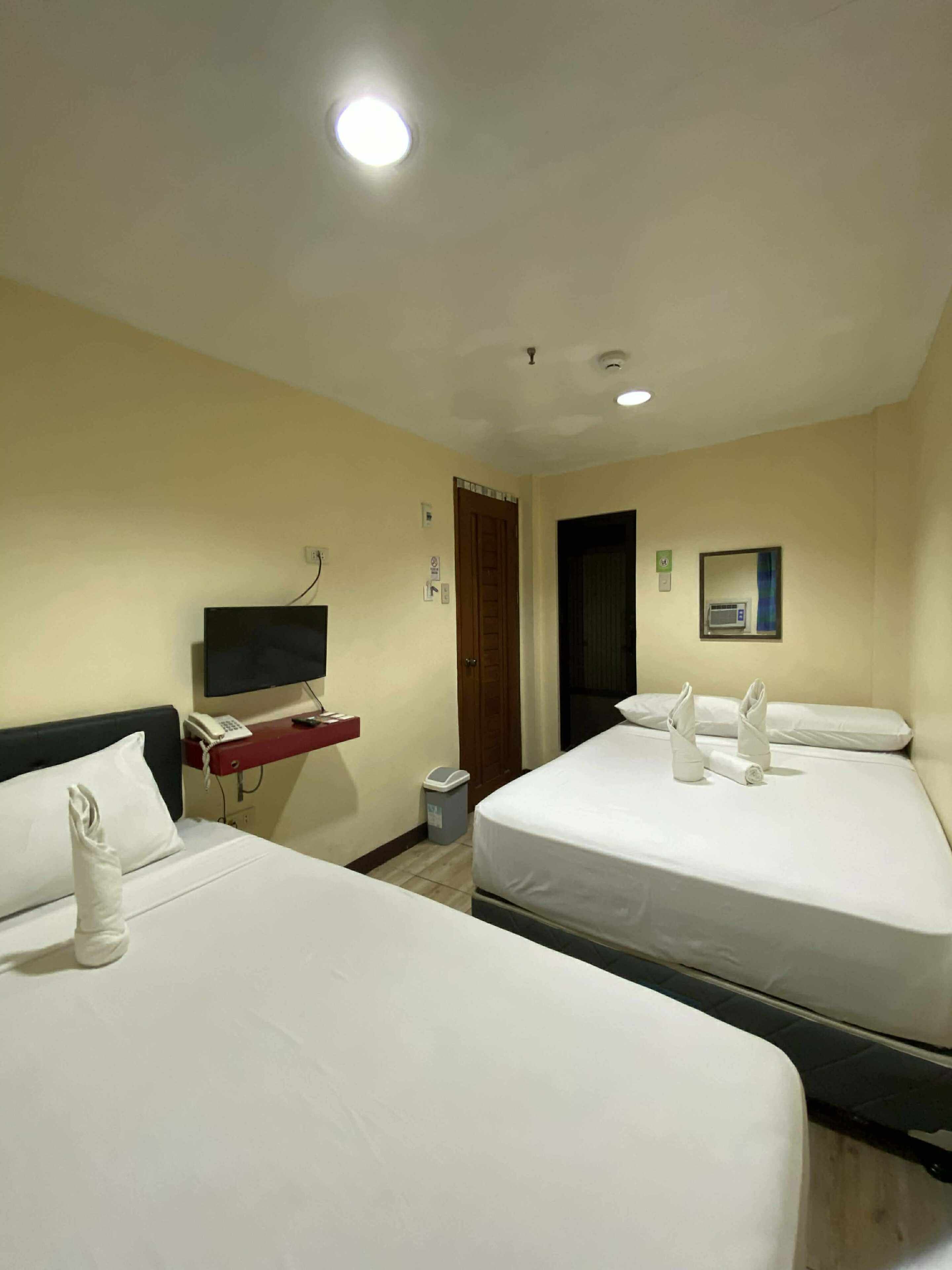 Family Room | Desk, free WiFi