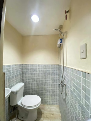 Shower, free toiletries, soap, shampoo - Zia Suites (Cagayan de Oro)