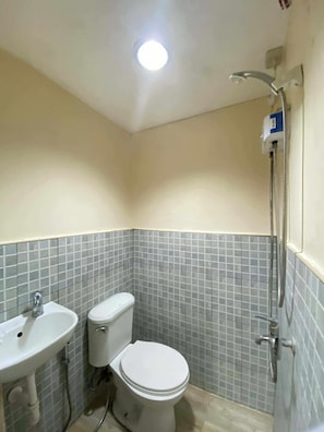Shower, free toiletries, soap, shampoo - Zia Suites (Cagayan de Oro)