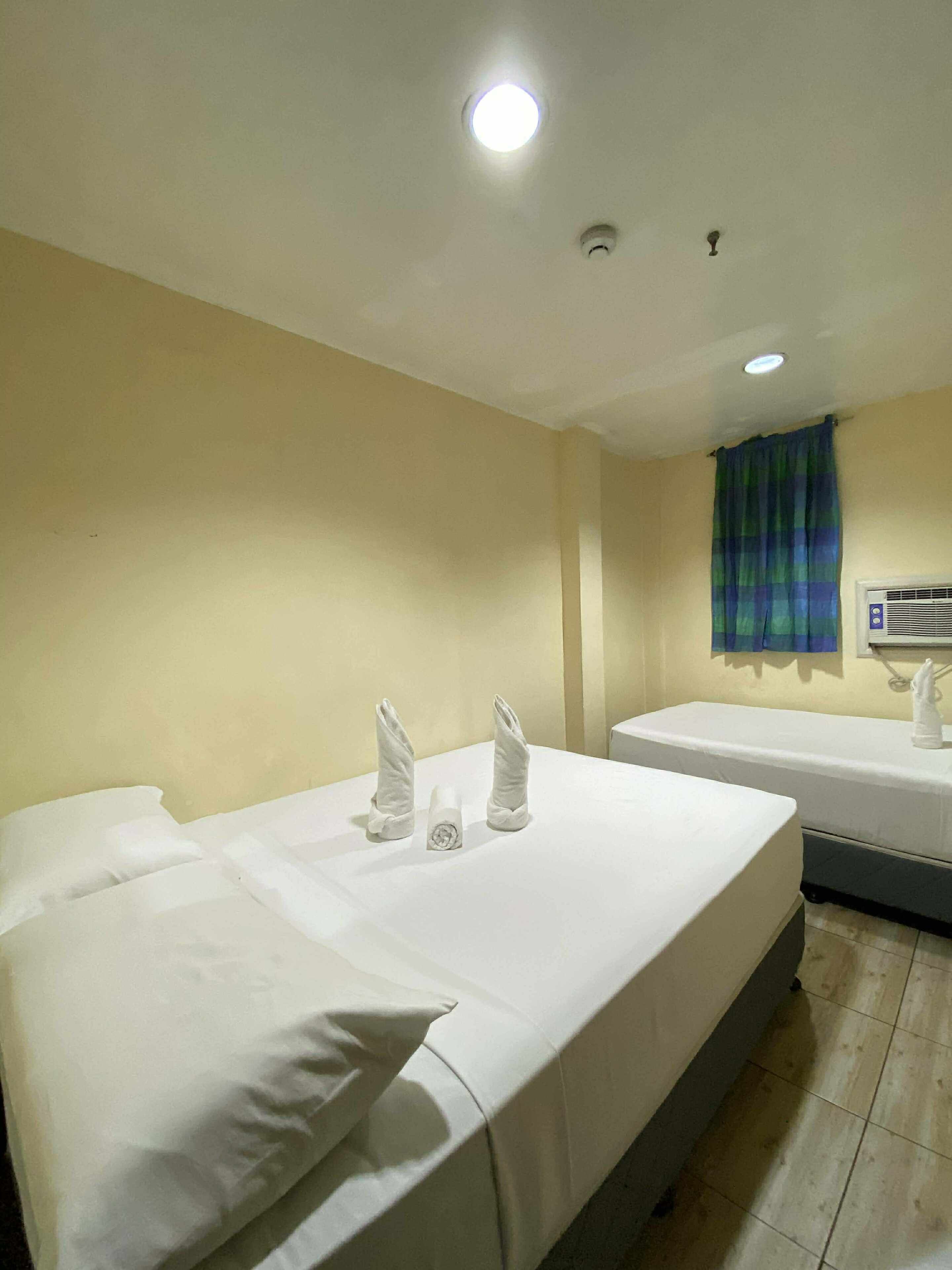 Family Room | Desk, free WiFi