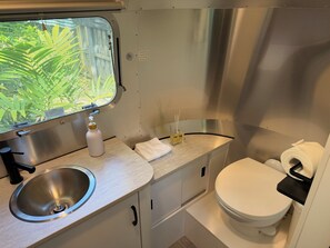 Towels, soap, shampoo, toilet paper - Modern Airstream near Wilton, Beach & Airport (Fort Lauderdale)