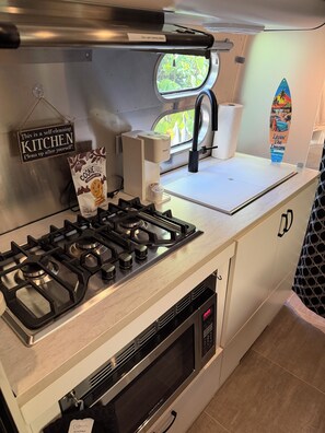 Microwave, oven, stovetop, paper towels - Modern Airstream near Wilton, Beach & Airport (Fort Lauderdale)