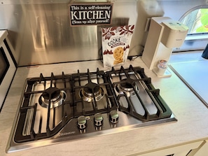 Microwave, oven, stovetop, paper towels - Modern Airstream near Wilton, Beach & Airport (Fort Lauderdale)