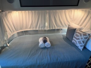 WiFi, bed sheets - Modern Airstream near Wilton, Beach & Airport (Fort Lauderdale)