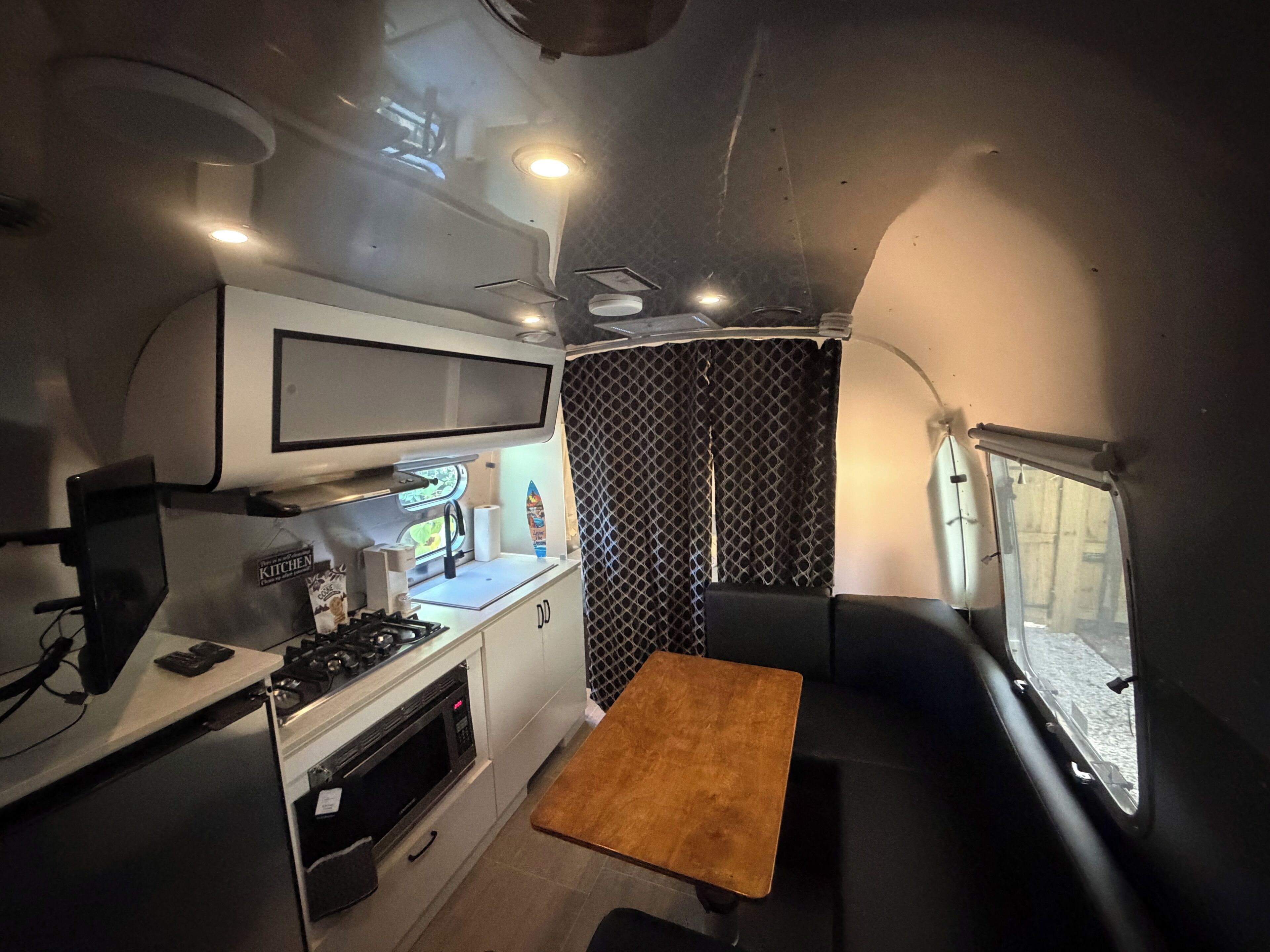 Mikrobølgeovn, ovn, kokeplater og papirhåndklær