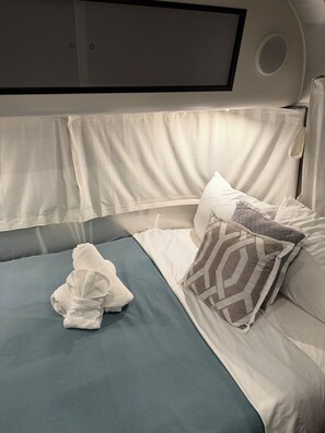 WiFi, bed sheets - Modern Airstream near Wilton, Beach & Airport (Fort Lauderdale)