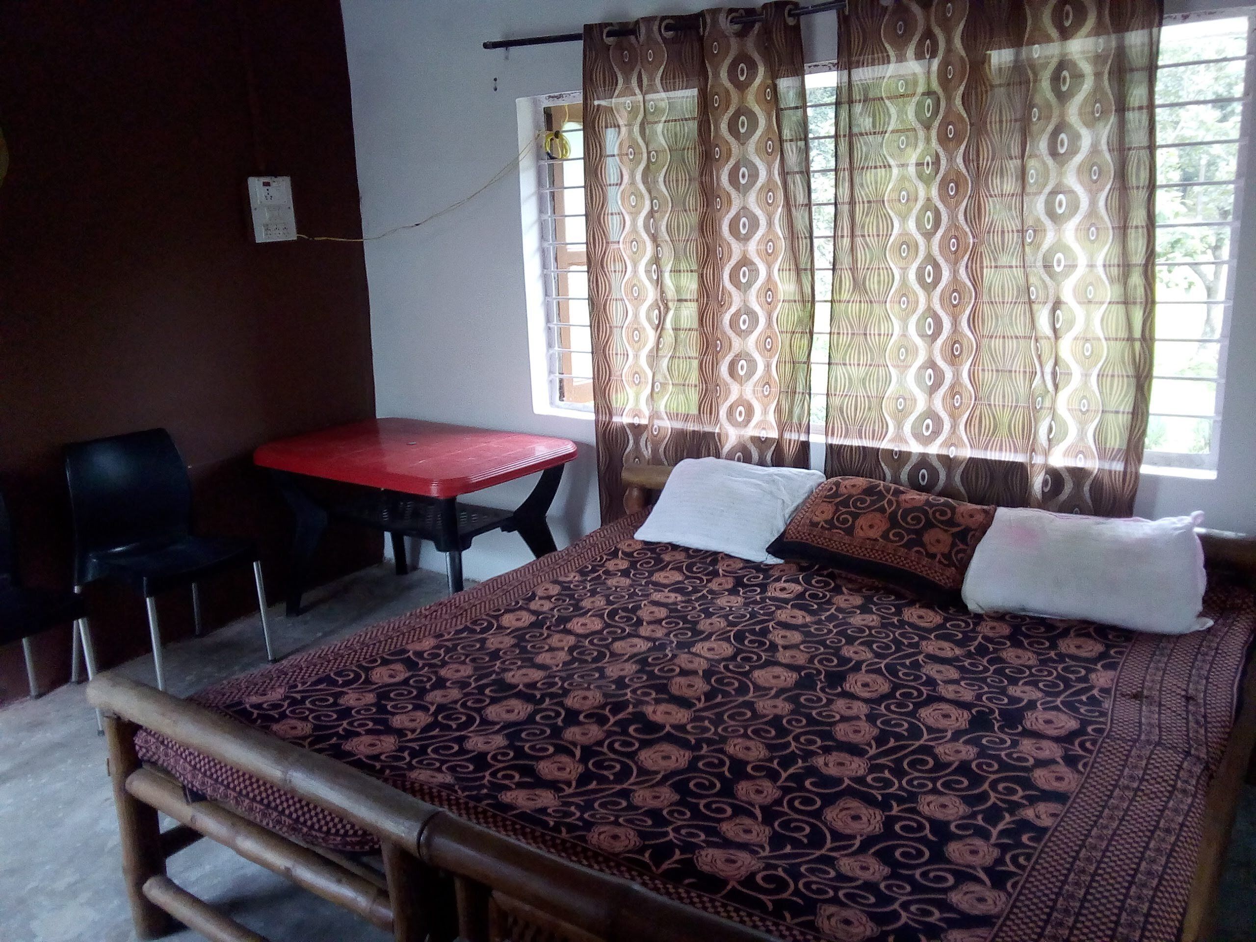 Habitación familiar con 1 cama matrimonial o 2 individuales, balcón, vista al jardín | Wifi gratis 