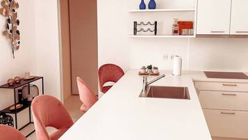 Fridge, oven, dishwasher, coffee/tea maker