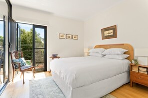 2 bedrooms, iron/ironing board, Internet, bed sheets - Spacious 2-Bed Townhouse with a Lush Courtyard (Erskineville)