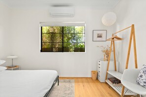 2 bedrooms, iron/ironing board, Internet, bed sheets - Spacious 2-Bed Townhouse with a Lush Courtyard (Erskineville)