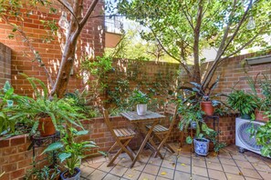 Outdoor dining - Spacious 2-Bed Townhouse with a Lush Courtyard (Erskineville)