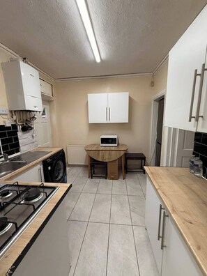 Fridge, microwave, cookware/dishes/utensils - 3Bedroom entire house in Stockport Town Manchester (Stockport)