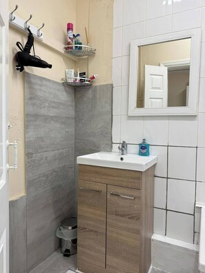 Bathroom - 3Bedroom entire house in Stockport Town Manchester (Stockport)