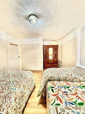 3 bedrooms, internet, bed sheets
