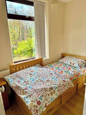 3 bedrooms, internet, bed sheets