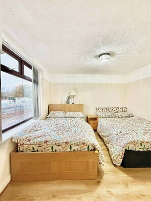 3 bedrooms, internet, bed sheets