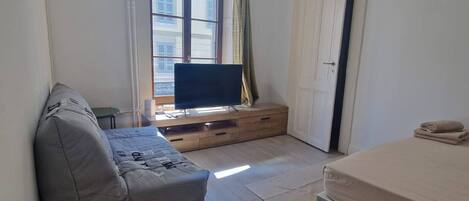 1 bedroom, internet, bed sheets