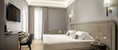 خزنة داخل الغرفة ومساحة عمل للكمبيوتر المحمول وواي فاي مجانًا