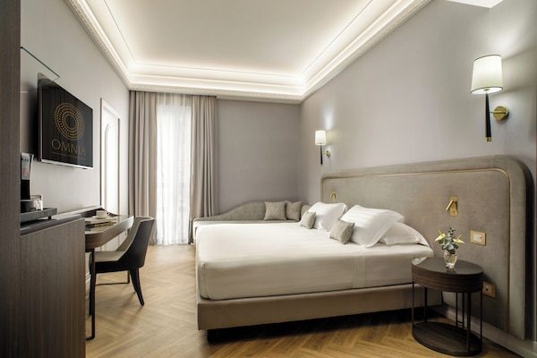 Habitación Premium | Caja de seguridad en la habitación y espacio para trabajar con laptop