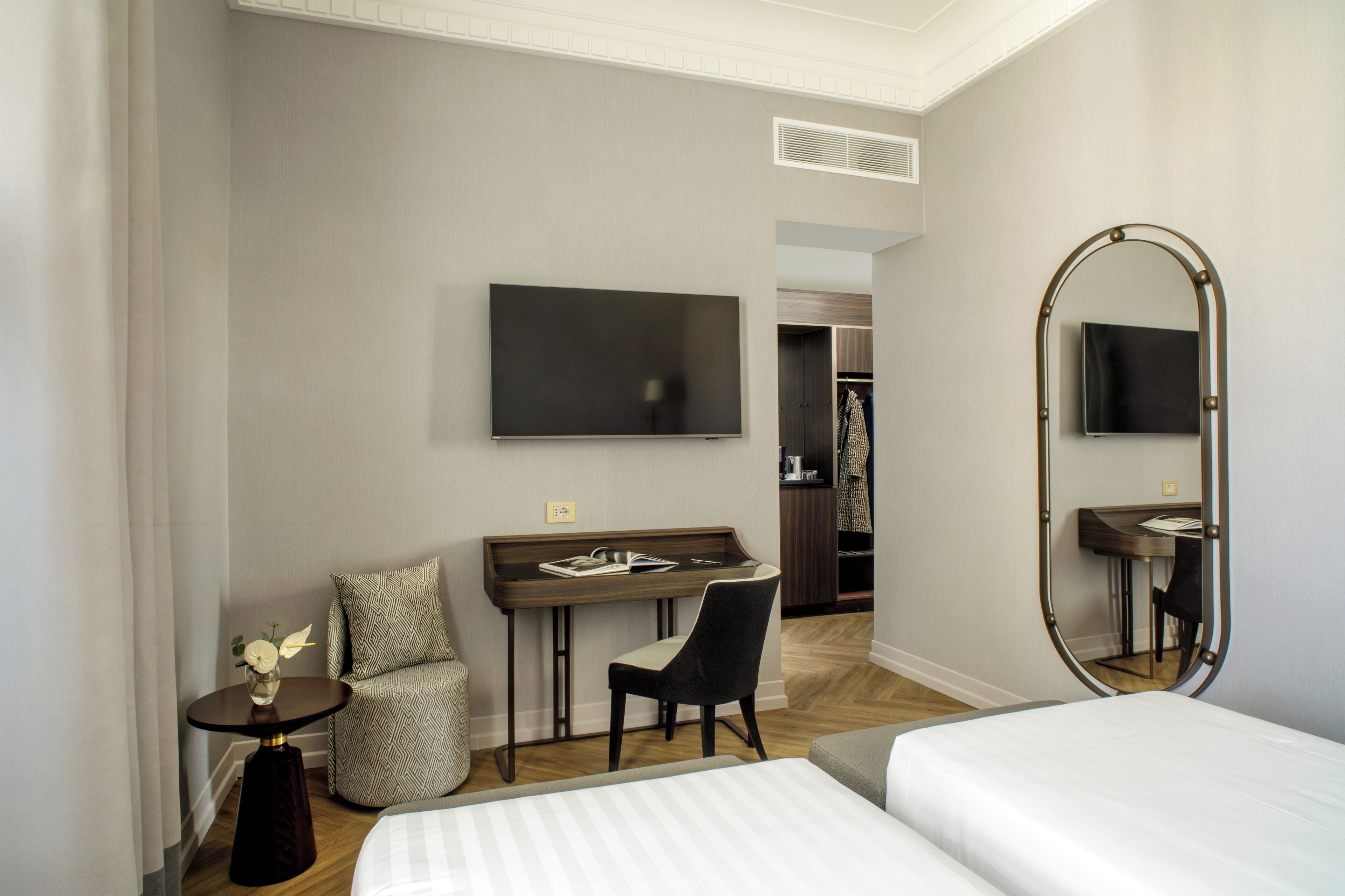 Safe på rommet, skrivebord for bærbar PC og wi-fi (inkludert)