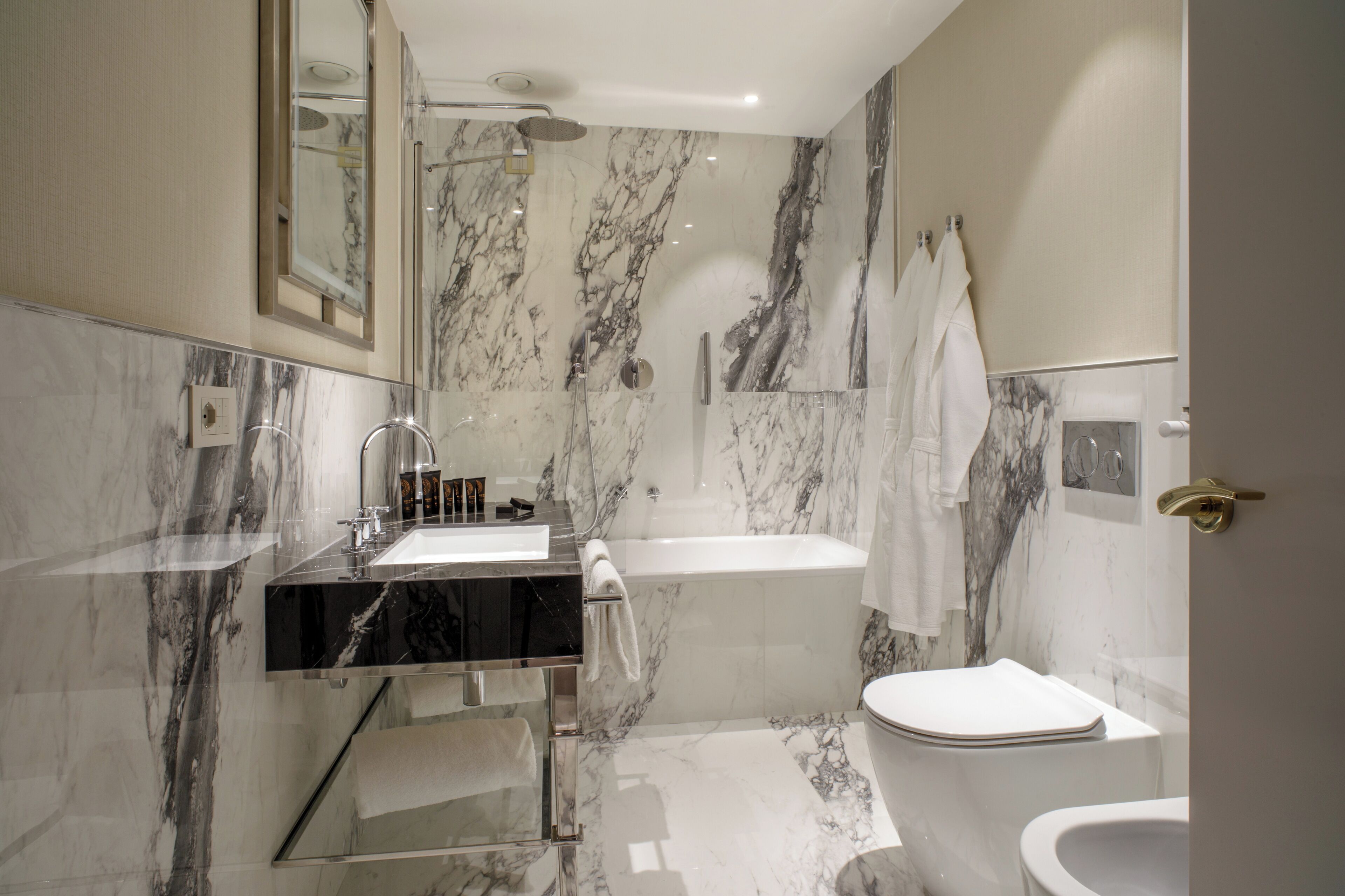 Ensemble douche/baignoire, articles de toilette gratuits, sèche-cheveux
