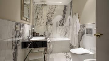 Ensemble douche/baignoire, articles de toilette gratuits, sĂšche-cheveux