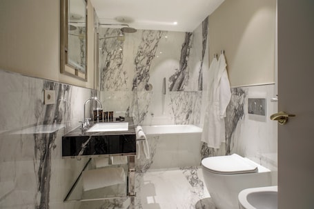 Combined shower/bathtub, free toiletries, hair dryer, bidet. Aria Palace by OMNIA Hotels