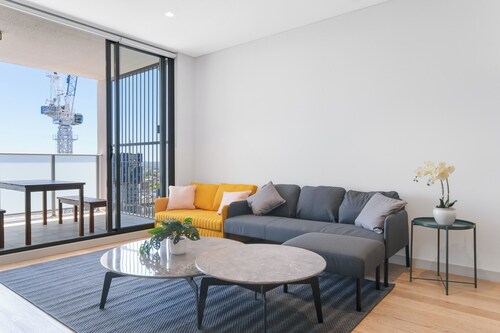 Modern 2 Bedroom 3 Bed 1 Car Apartment Close to Station, Chinatown, Eats & City