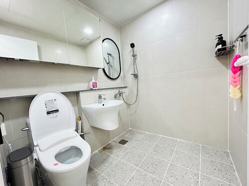 5 mins to Unseo Station, the nearest to the Incheon Airport, Located in Cafe St.