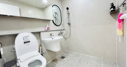 5 mins to Unseo Station, the nearest to the Incheon Airport, Located in Cafe St.