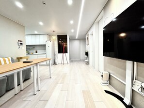 Interior - 5 mins to Unseo Station, the nearest to the Incheon Airport, Located in Cafe St. (Incheon)