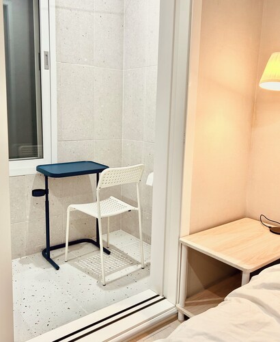 5 mins to Unseo Station, the nearest to the Incheon Airport, Located in Cafe St.