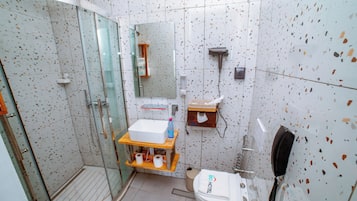 Deluxe-Doppel- oder -Zweibettzimmer, Balkon, Meerblick | Bügeleisen/Bügelbrett, kostenloses WLAN
