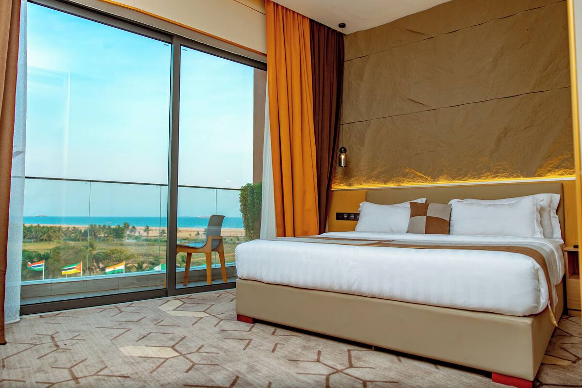 Deluxe Double or Twin Room, Balcony, City View | Iron/ironing board, WiFi (free)
