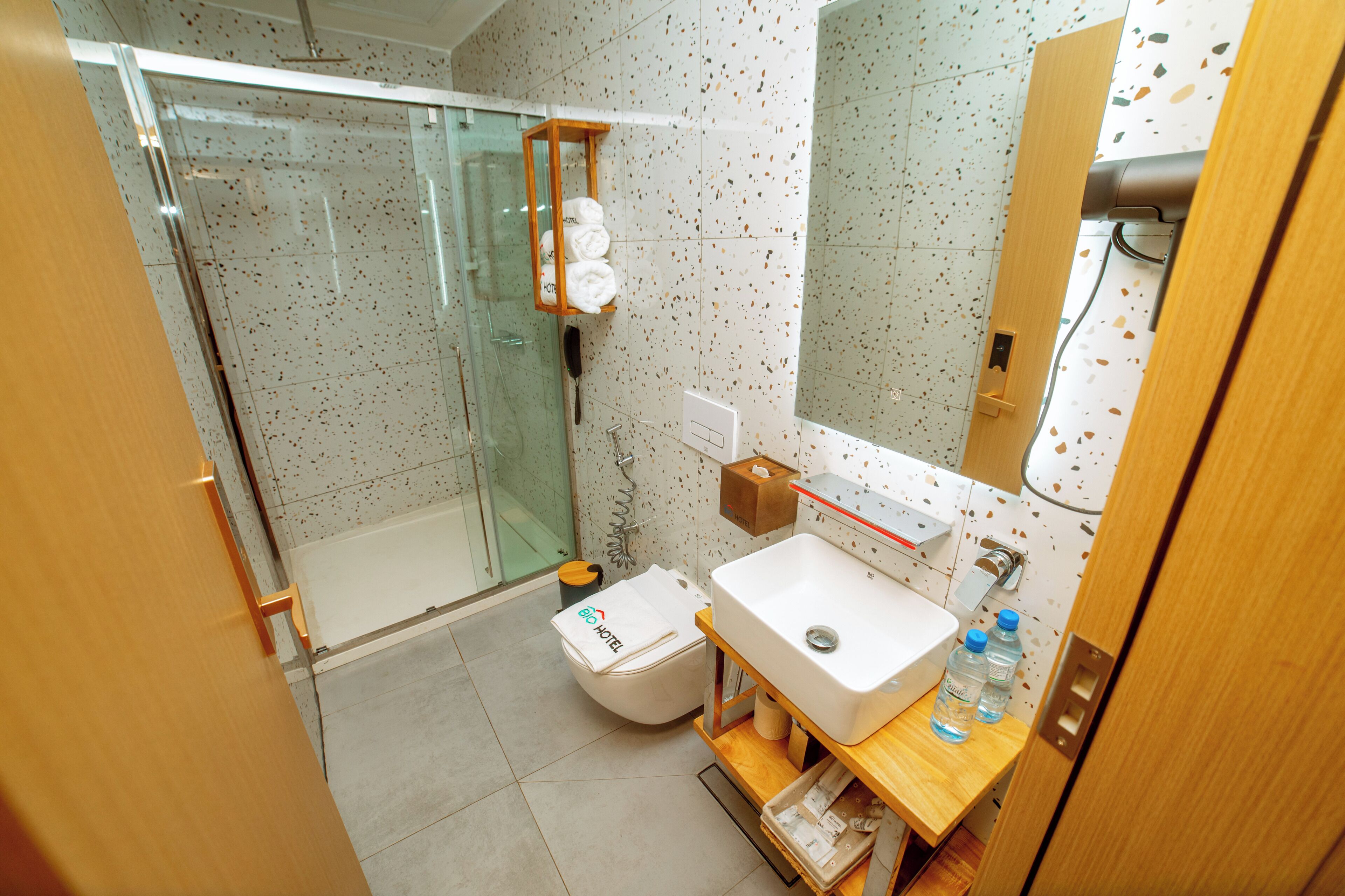 Quarto casal ou duplo luxo, sacada, vista para a cidade | Ferros/tábuas de passar roupa, Wi-Fi de cortesia