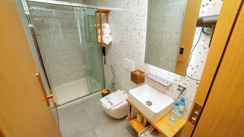 Quarto casal ou duplo luxo, sacada, vista para a cidade | Ferros/tábuas de passar roupa, Wi-Fi de cortesia