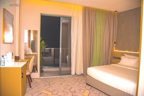 Kamar Double atau Twin Deluks, balkon, pemandangan kota | Setrika/meja setrika dan Wi-Fi gratis