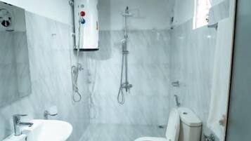 Chambre Double Deluxe, balcon, vue montagne | Salle de bain